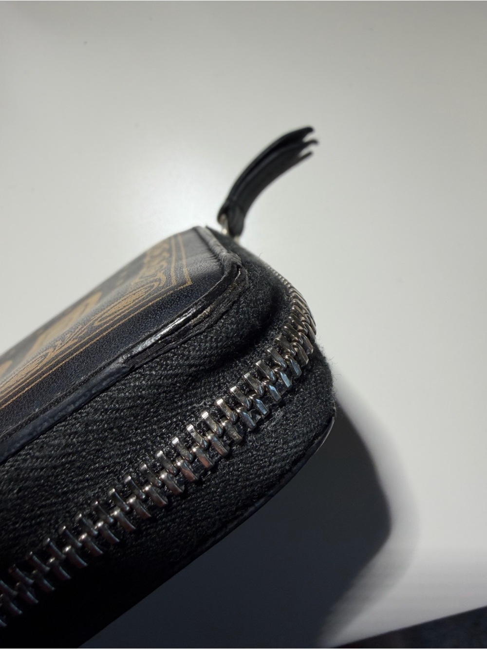 Gucci Black and Gold Zip-Around Logo Wallet - Picture 6 of 7